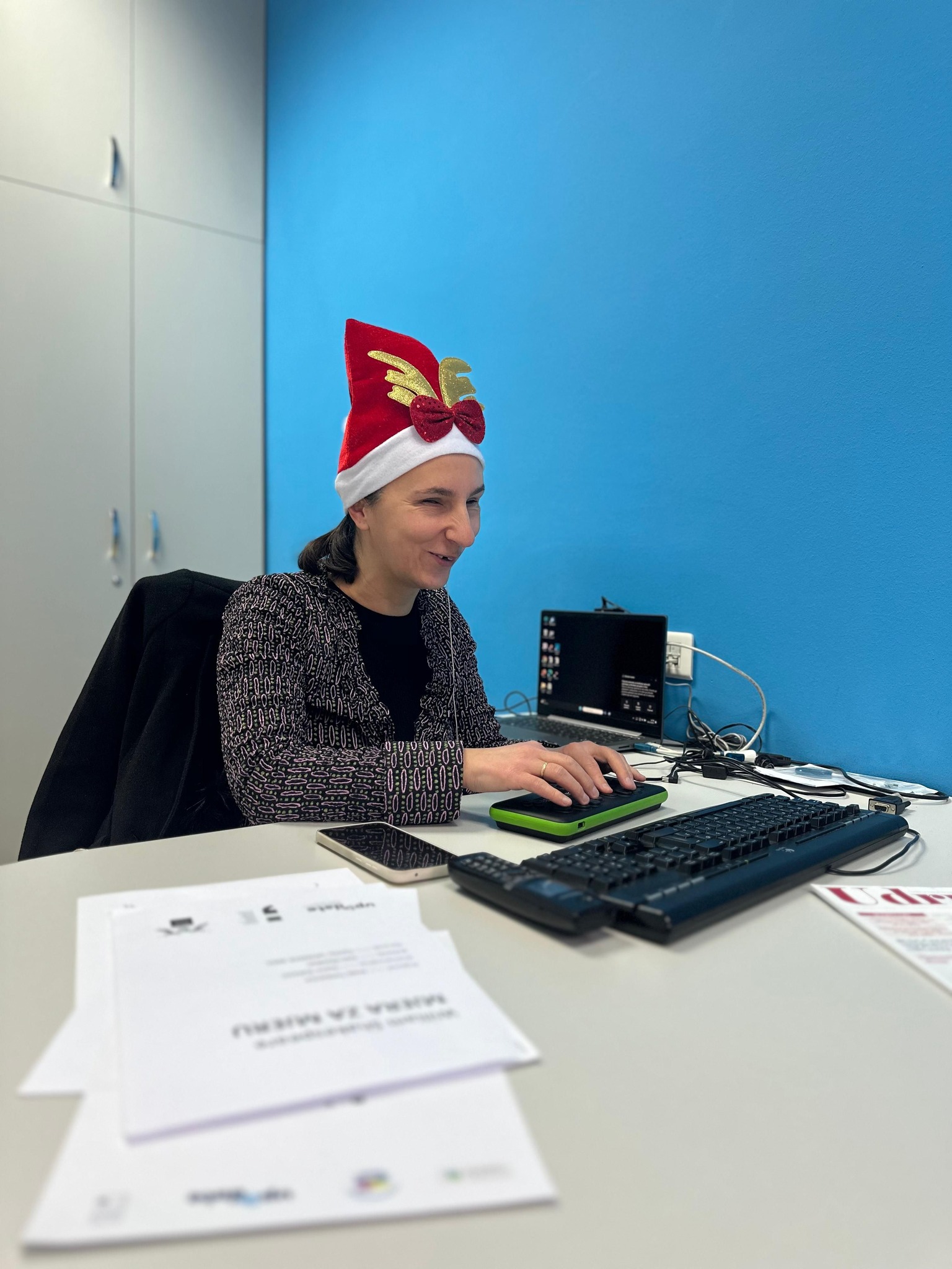 Gordana Glibo radi na računalu