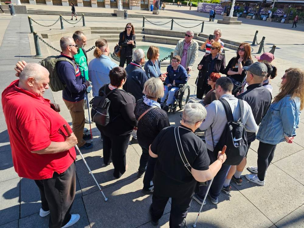 Sudionici na razgledu grada s vodičem