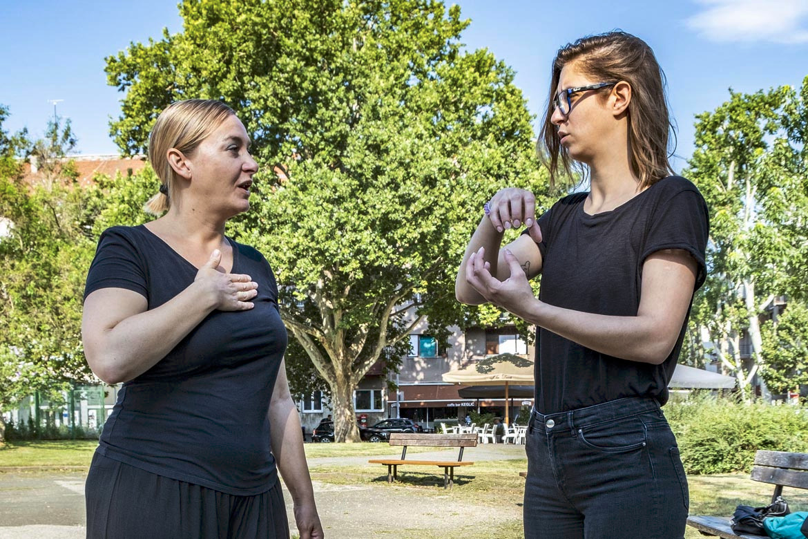 Prikaz tumača i gluhe osobe kako komuniciraju